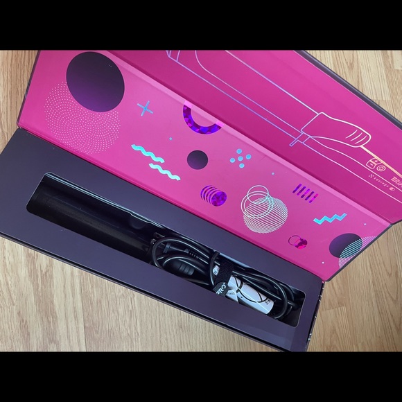 BNIB curling iron - Picture 2 of 3